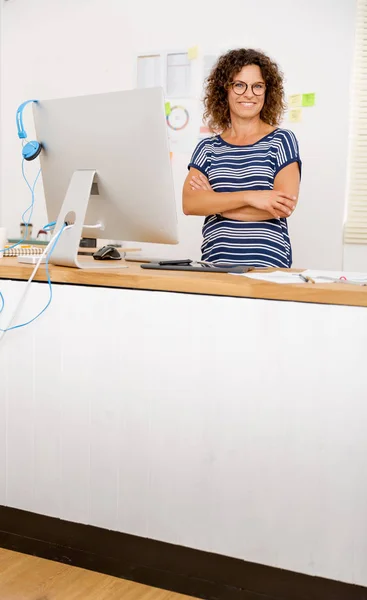 Succesvolle Midden Leeftijd Vrouw Met Gekruiste Armen Kantoor — Stockfoto