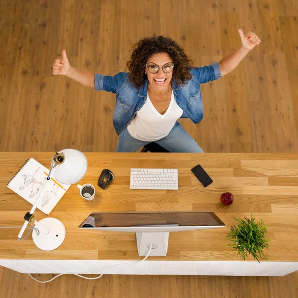 Empresária Trabalhando Computador Enquanto Sentado Mesa Com Braços Abertos Escritório — Fotografia de Stock