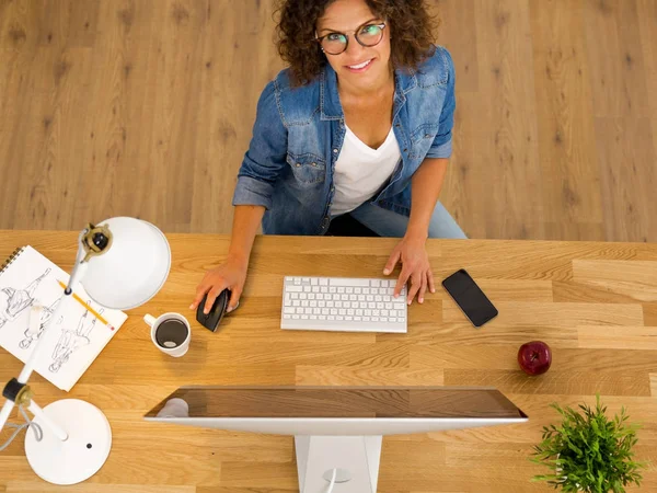 Zakenvrouw Werkt Computer Zittend Aan Tafel Kantoor Bovenaanzicht — Stockfoto