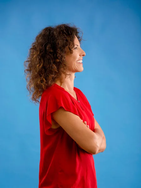 Portrait Beautiful Smiling Woman Standing Crossed Arms Blue Background — Stock Photo, Image