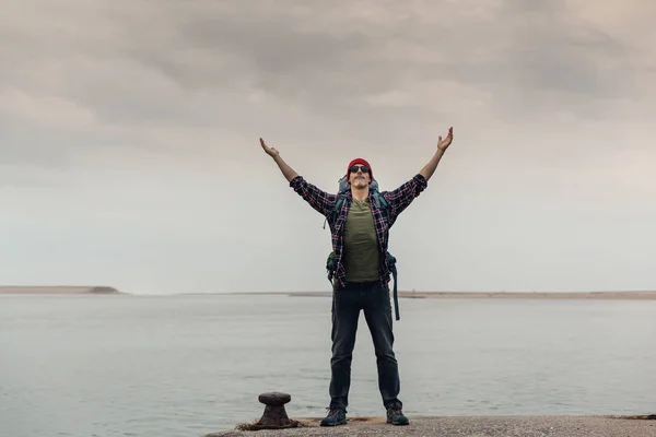 Чоловік Рюкзаком Піднятими Руками Відчуває Вдячність Стоячи Березі Прекрасного Озера — стокове фото