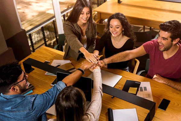 Grupo Estudantes Preparando Para Exames Finais — Fotografia de Stock