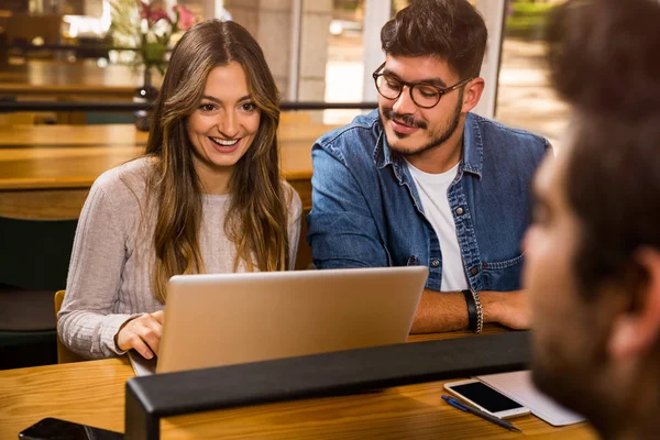 Jóvenes Navegando Laptop Para Estudiar — Foto de Stock