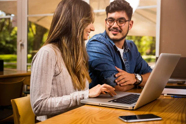 Jóvenes Que Estudian Con Portátil Biblioteca — Foto de Stock