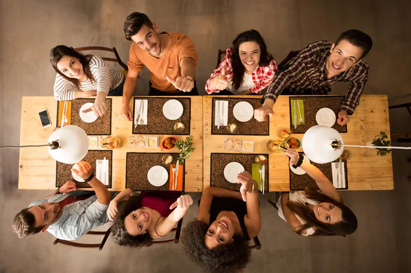 Grupp Vänner Restaurang Tittar Upp Med Tummen — Stockfoto