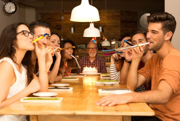 Famiglia Grande Festeggia Compleanno Nonno Ristorante — Foto Stock