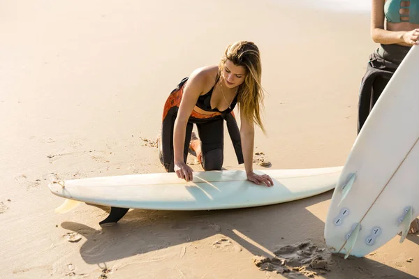 Δύο Surfer Κορίτσια Στην Παραλία Πάρει Έτοιμο Για Σερφ — Φωτογραφία Αρχείου