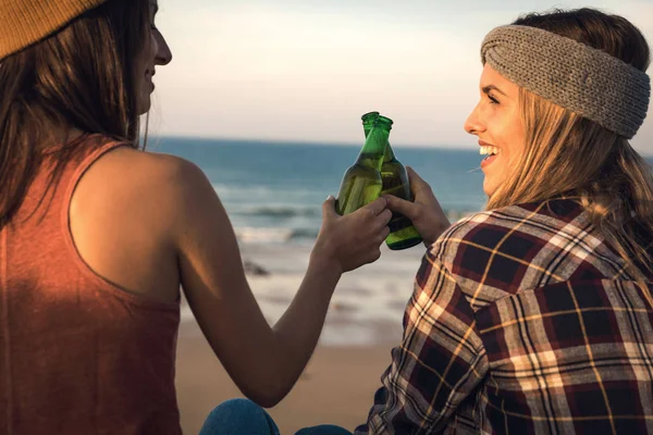 Twee Beste Vrienden Zittend Kustlijn Bier Drinken Bij Zonsondergang — Stockfoto