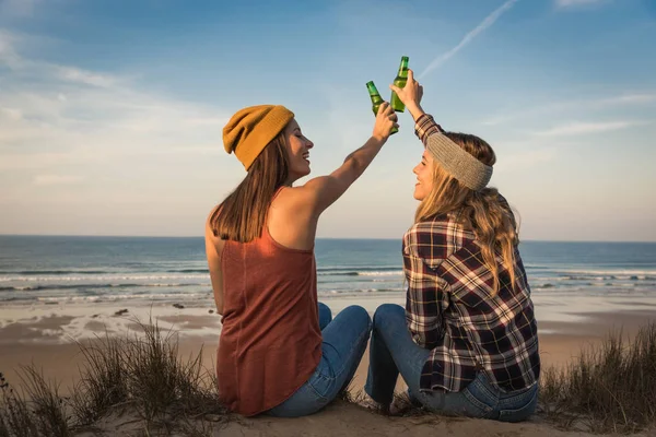 Dos Mejores Amigos Sentados Costa Bebiendo Cerveza Atardecer —  Fotos de Stock