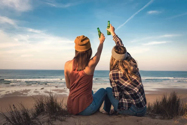 Dos Mejores Amigos Sentados Costa Bebiendo Cerveza Atardecer —  Fotos de Stock