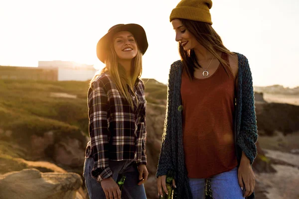 Two Best Friends Drinking Bear Outdoor Sunset — Stock Photo, Image