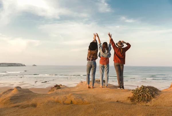 Três Melhores Amigos Perto Costa Olhando Para Mar Ondulado — Fotografia de Stock