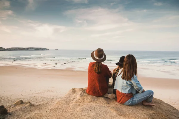 Drei Beste Freunde Küstennähe Mit Blick Auf Welliges Meer — Stockfoto