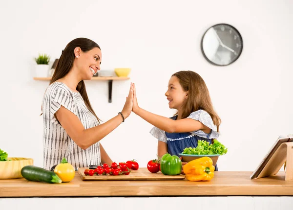 Anne Kızı Mutfakta Birlikte Yemek Pişiriyorlar — Stok fotoğraf