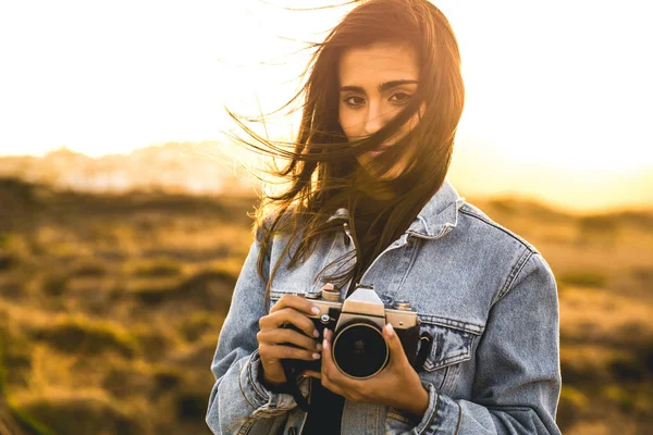 Vrouw Nemen Foto Buitenshuis Met Analoge Camera — Stockfoto