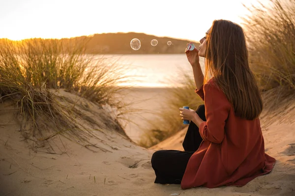 Jovem Mulher Soprando Bolhas Praia Pôr Sol — Fotografia de Stock