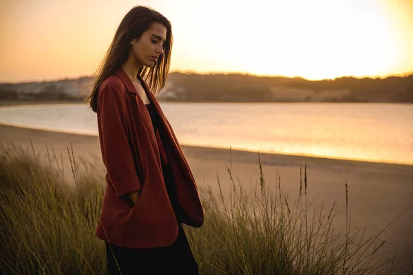 Zewnątrz Portret Młodej Kobiety Plaży Zachodzie Słońca — Zdjęcie stockowe