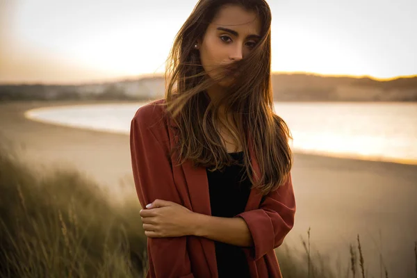 Outdoor Portret Van Een Jonge Vrouw Het Strand Bij Zonsondergang — Stockfoto