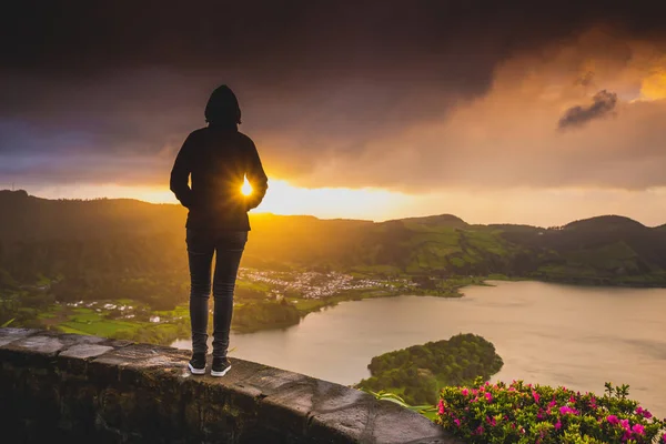 Azores Portekiz Için Günbatımı Arayan Kadın Arkadan Görünüm — Stok fotoğraf