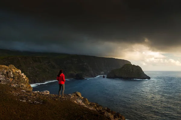 Frau Steht Auf Klippe Und Blickt Auf Meer Azoren Portugal — Stockfoto