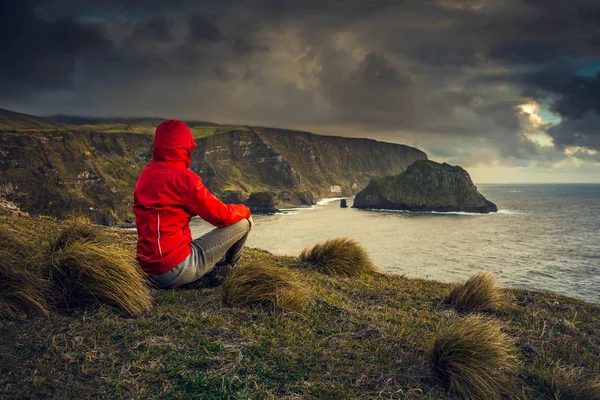 Frau Sitzt Auf Dem Boden Und Blickt Auf Meer Azoren — Stockfoto