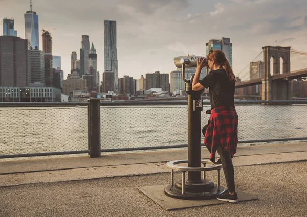 Жінка Дивлячись Нью Йорк Через Телескоп — стокове фото