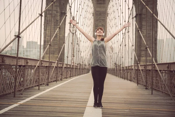 Mujer Medio Del Puente Brooklyn Con Los Brazos Levantados —  Fotos de Stock