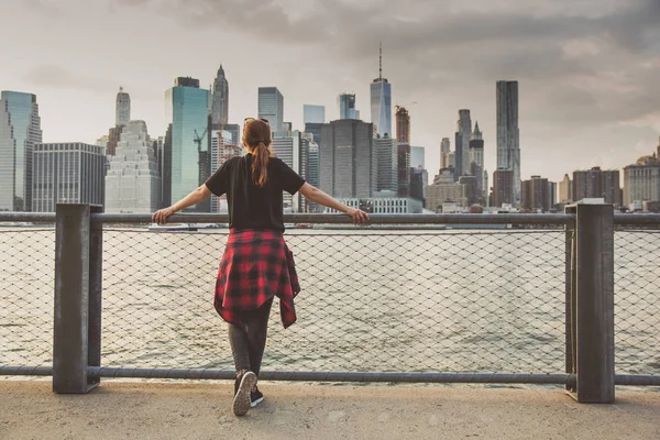 Жінка Насолоджуючись Видом Нью Йорк Сторони Брукліна — стокове фото