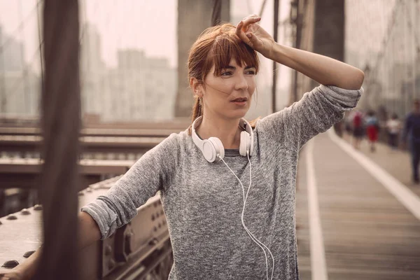 Woman Headphones Making Pause Exercise Brooklyn Bridge — Stock Photo, Image