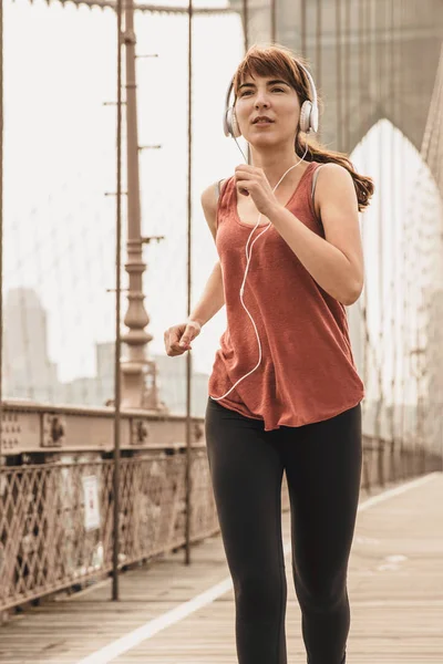 Woman Practicing Jogging Brooklyn Bridge — Stock Photo, Image