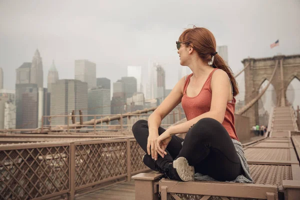 Mujer Sentada Puente Brooklyn Día Niebla Después Correr — Foto de Stock