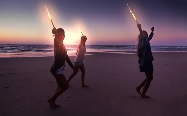 Melhores Amigos Correndo Praia Pôr Sol Celebrando Verão Com Fogos — Fotografia de Stock