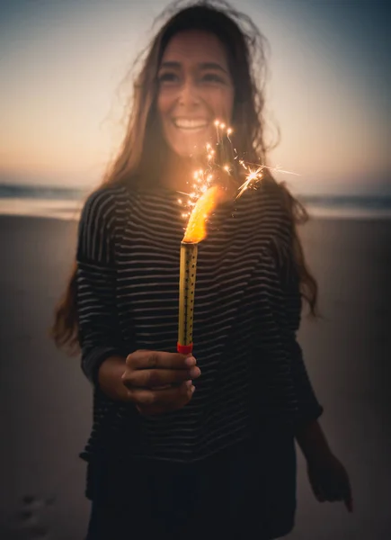 Havai Fişek Tutan Beach Gülümseyen Genç Kızı — Stok fotoğraf