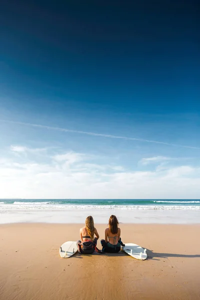 Dois Amigos Praia Sentados Areia Com Pranchas Surf Olhando Para — Fotografia de Stock