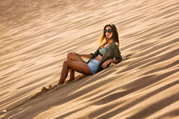 Νεαρή Γυναίκα Που Κάθεται Στην Άμμο Αμμόλοφος — Φωτογραφία Αρχείου