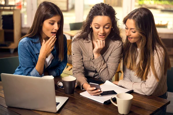 Groep Meisjes Maken Met Behulp Van Smartphone Laptop Terwijl Het — Stockfoto