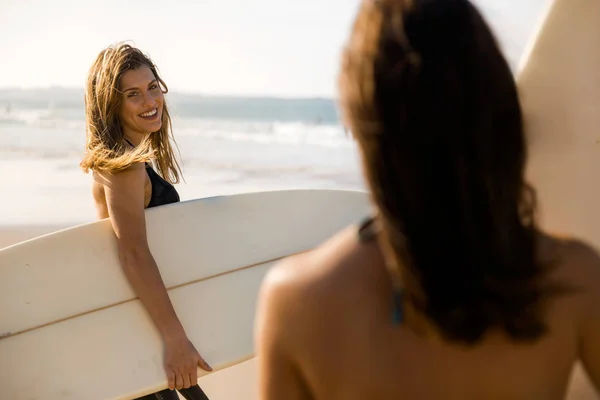 Zwei Surfermädchen Strand Bereit Zum Surfen — Stockfoto