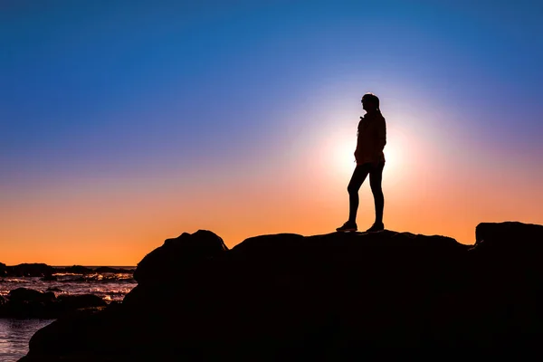 Silhouette Woman Beach Top Rock — Stock Photo, Image