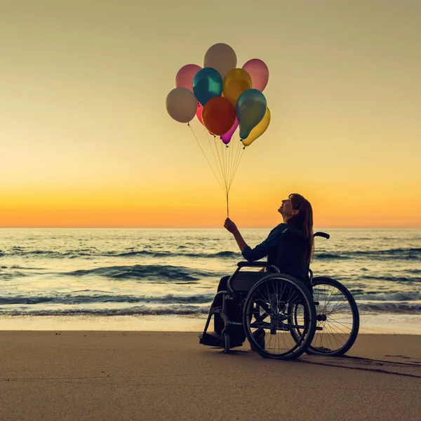 Behinderte Frau Rollstuhl Mit Bunten Luftballons Strand — Stockfoto