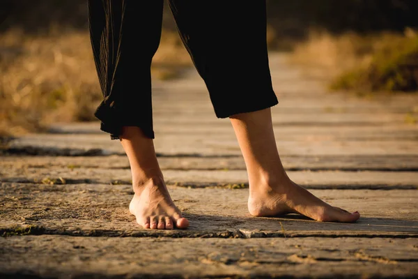 Nahaufnahme Weiblicher Beine Auf Holzweg — Stockfoto