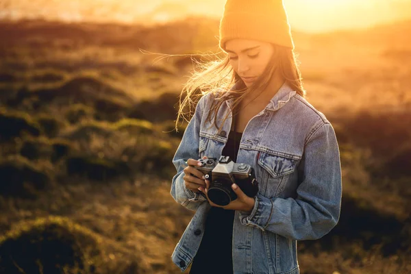 女性のアナログ カメラ屋外で写真を撮る — ストック写真