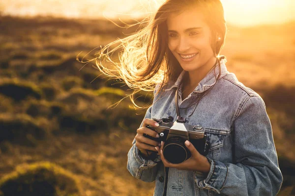 Χαμογελαστό Γυναίκα Λαμβάνοντας Εικόνα Εξωτερικούς Χώρους Αναλογική Φωτογραφική Μηχανή — Φωτογραφία Αρχείου