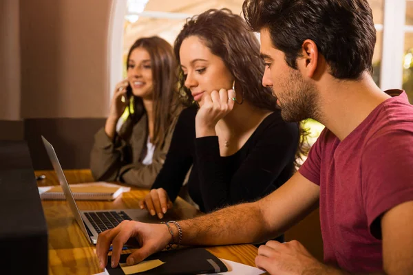 Estudiantes Preparándose Para Los Exámenes Finales —  Fotos de Stock