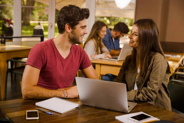 Estudantes Trabalhando Juntos Para Exames Finais — Fotografia de Stock