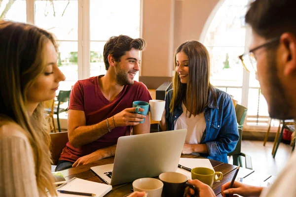 Grupo Amigos Estudando Juntos Bebendo Café — Fotografia de Stock