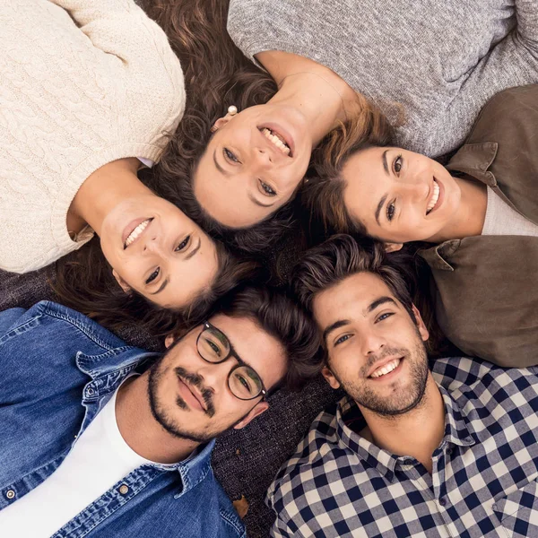 Vista Dall Alto Del Gruppo Amici Sdraiati Sul Pavimento Guardando — Foto Stock