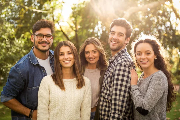 Grupp Vänner Som Poserar Tillsammans Tittar Kameran Park — Stockfoto