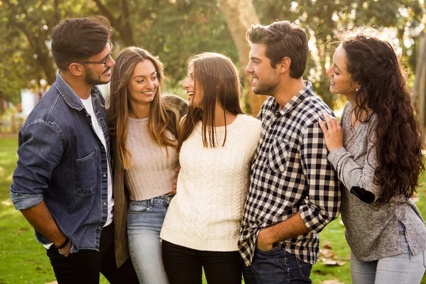 Grupp Vänner Att Roligt Tillsammans Parken — Stockfoto