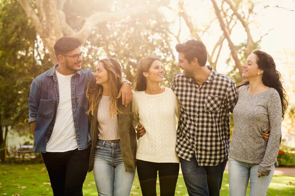 Gruppo Amici Che Hanno Una Grande Giornata Nel Parco — Foto Stock