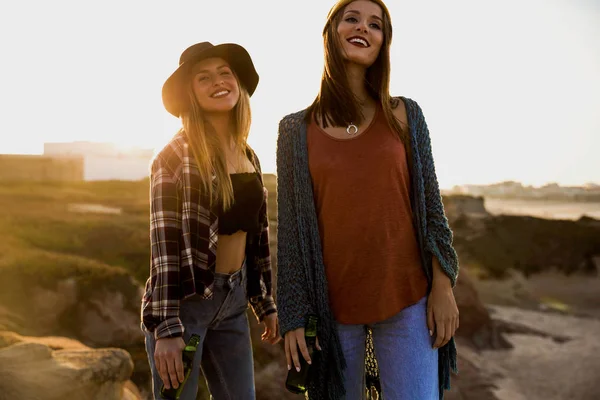 Two Female Best Friends Having Fun Outdoor — Stock Photo, Image